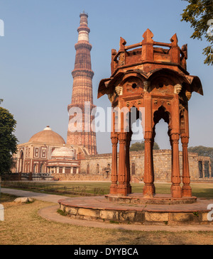 New Delhi, India. Smith's Folly in primo piano (XIX secolo); Qutb Minar, una vittoria Torre e minareto, in background. Foto Stock