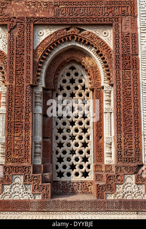 New Delhi, India. La struttura a reticolo nel Alai Darwaza, Qutb Minar complesso. La calligrafia Araba, a sei punte di stelle, Lotus. Foto Stock