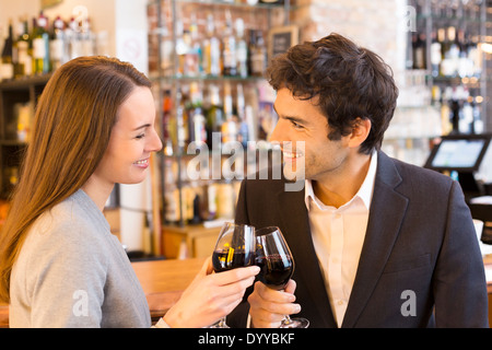 Donna Uomo allegro amante bere il caffè bar Foto Stock