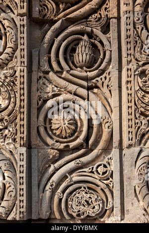 New Delhi, India. Decorativi in pietra Carving arabo con motivi floreali, Qutb Minar complesso. Foto Stock