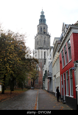 Martinikerhof nel vecchio centro medievale di Groningen nei Paesi Bassi con Martini chiesa e torre Martinitoren Foto Stock