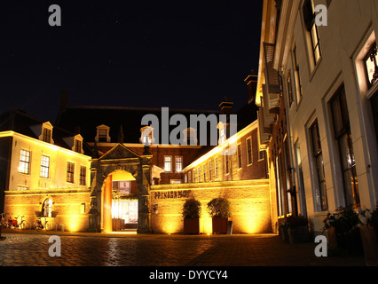 Martinikerhof, nel vecchio centro medievale di Groningen nei Paesi Bassi con il Prinsenhof Hotel di notte Foto Stock