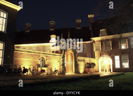 Martinikerhof, nel vecchio centro medievale di Groningen nei Paesi Bassi con il Prinsenhof Hotel di notte Foto Stock