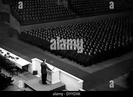 Adolf Hitler parla ai giovani ufficiali al Palazzo dello Sport di Berlino, 1940 Foto Stock