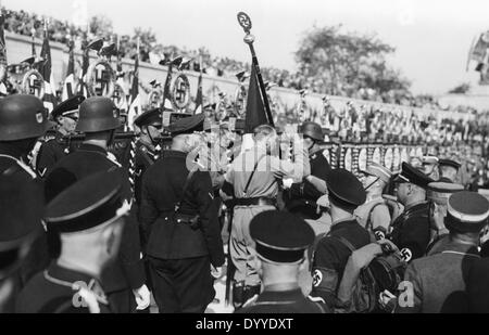 Adolf Hitler consacra SS e SA bandiere, 1934 Foto Stock