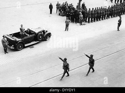 Adolf Hitler assiste ad una parata di RAD a Norimberga, 1934 Foto Stock