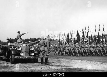 Adolf Hitler assiste ad una parata di RAD sul campo di Zeppelin, 1935 Foto Stock