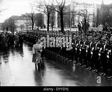 Adolf Hitler arriva in corrispondenza della apertura della fiera automobilistica, 1937 Foto Stock