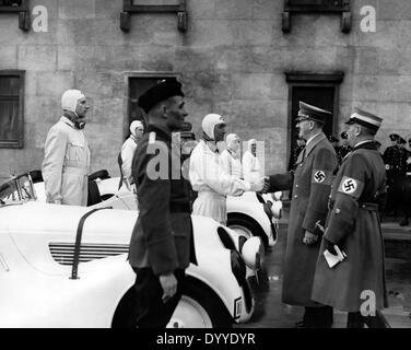 Adolf Hitler con race car driver nella parte anteriore del Reich Chancelelry, 1939 Foto Stock