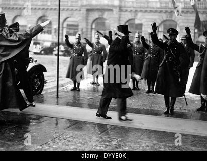 Adolf Hitler sulla via di una mostra, 1935 Foto Stock