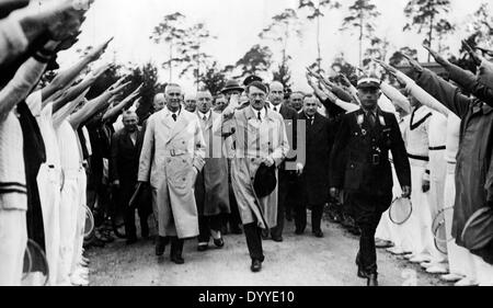 Adolf Hitler saluta atleti tedeschi, 1936 Foto Stock