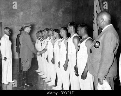 Adolf Hitler congratulats il tedesco ginnasti, 1936 Foto Stock