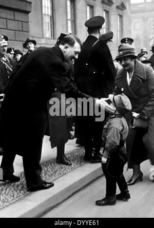 Adolf Hitler saluta un ragazzo HJ, 1934 Foto Stock
