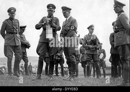 Adolf Hitler assiste una manovra della Wehrmacht, 1935 Foto Stock