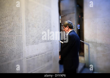 Parigi, Francia. 28 apr 2014. Knesset stati Shimon Ohayon Likud Yisrael Beitenu, prega al Memoriale della Shoah nel centro di Parigi, il 27 aprile 2014. Yom HaShoah è una giornata dedicata alla commemorazione delle vittime ebree dell olocausto della II Guerra Mondiale e segna il giorno ebrei in polacco ghetto di Varsavia si ribellò contro nazista di truppe tedesche. (Foto/Zacharie Scheurer) Credito: Zacharie Scheurer/NurPhoto/ZUMAPRESS.com/Alamy Live News Foto Stock