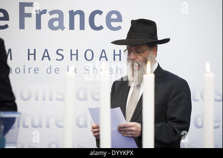 Parigi, Francia. 27 apr 2014. Un rabbino, come egli assiste il Yom HaShoah cerimonia di commemorazione al Memoriale della Shoah nel centro di Parigi, il 27 aprile 2014. Yom HaShoah è una giornata dedicata alla commemorazione delle vittime ebree dell olocausto della II Guerra Mondiale e segna il giorno ebrei in polacco ghetto di Varsavia si ribellò contro nazista di truppe tedesche. (Foto/Zacharie Scheurer) Credito: Zacharie Scheurer/NurPhoto/ZUMAPRESS.com/Alamy Live News Foto Stock