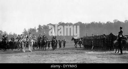 Lo Zar Nikolaus II. visiti un reggimento russo, 1906 Foto Stock