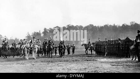 Lo Zar Nikolaus II. durante una parata militare, 1906 Foto Stock