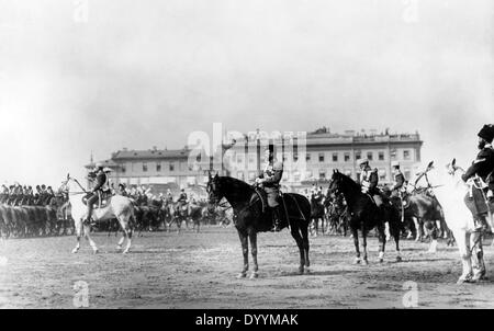 Lo Zar Nikolaus II. ad una parata militare a San Pietroburgo Foto Stock