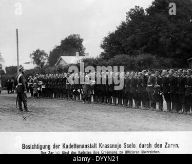 Nikolaus II. visita una scuola Cadet, 1907 Foto Stock