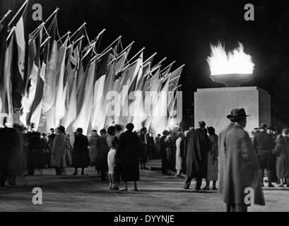 In occasione dei Giochi Olimpici di Berlino: Luci e bandiere Unter den Linden: 1936 Foto Stock