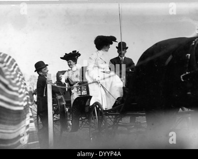 Questa fotografia cattura Alice Roosevelt e Nicholas Longworth, scattata il 14 aprile al 1304 18th Street a Washington D.C. mostra un momento tra queste figure pubbliche di rilievo, evidenziando il loro ruolo nella politica americana dei primi anni del XX secolo. Foto Stock