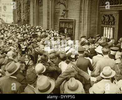 Crisi economica mondiale: banche, del mercato azionario, si affollano alla riapertura della Sparkasse a Berlino, 1931 Foto Stock