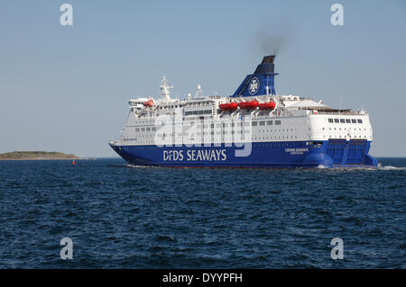 Il DFDS Ro-Ro / traghetto passeggeri ms Crown Seaways sulla sua strada nel Sound Øresund da Copenaghen nel suo viaggio notturno a Oslo, Norvegia. Un doppio viaggio è spesso utilizzato anche come mini-crociera. Foto Stock