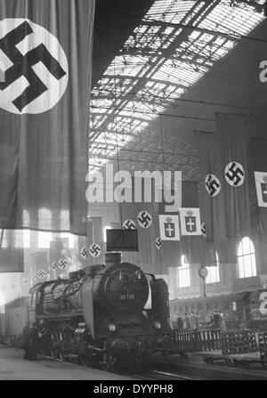 L'Anhalter Bahnhof di Berlino decorate con bandiere, 1938 Foto Stock