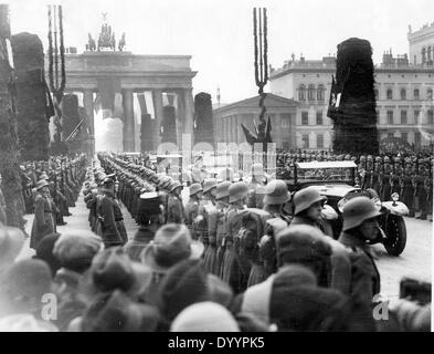 Reichswehr durante una visita di stato nella parte anteriore della porta di Brandeburgo a Berlino Foto Stock