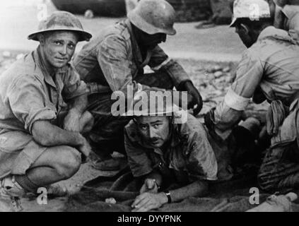 I medici tedeschi trattare i soldati britannici a Tobruk, 1942 Foto Stock