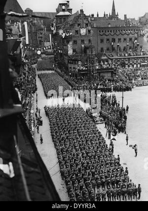 SA sfilata in presenza di Hitler al Hauptmarkt a Norimberga, 1933 Foto Stock