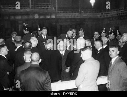 Visita alla scena del crimine in bruciato Reichstag, 1933 Foto Stock