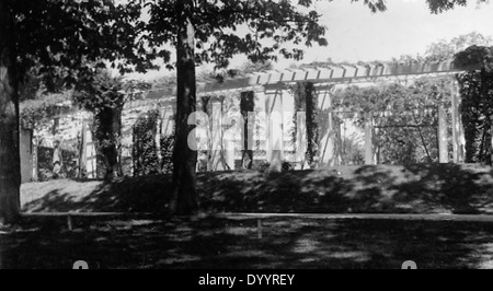 Una vista del vecchio anfiteatro situato vicino ad Arlington House, all'interno del Cimitero Nazionale di Arlington. L'immagine raffigura il significato storico del sito e il cimitero circostante. Foto Stock
