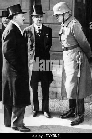 Adolf Hitler, Franz von Papen, Werner von Blomberg il giorno di Potsdam, 1933 Foto Stock