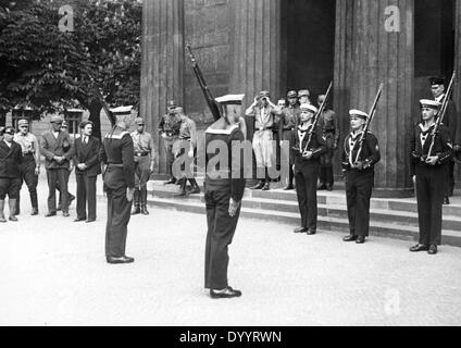 Cambio della guardia di fronte alla Neue Wache di Berlino, 1933 Foto Stock