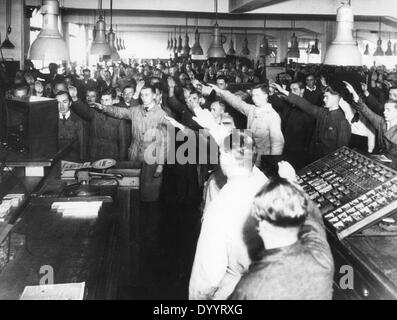 I dipendenti della pubblicazione Scherl jouse durante una comunità reception, 1933 Foto Stock