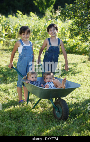 I bambini giocano in giardino Foto Stock