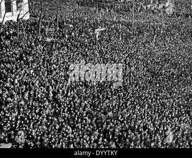 La folla entusiasta di fronte al Ministero di Propagnda a Berlino, 1938 Foto Stock