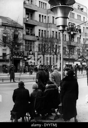 I berlinesi attendere Adolf Hitler, 1936 Foto Stock