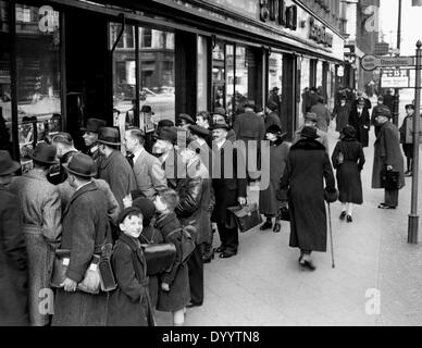 I cittadini di Berlino a premere display di Scherl casa editrice, 1938 Foto Stock