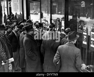 I cittadini di Berlino a premere display di Scherl casa editrice, 1938 Foto Stock