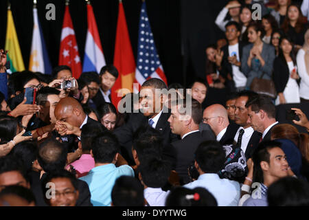 Il Presidente Usa Barack Obama saluta i membri del pubblico a un giovane del Sudest Asiatico iniziativa Leader Municipio Aprile 27, 2014 a Kuala Lumpur, Malesia. Foto Stock