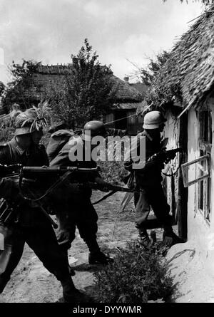 I soldati tedeschi saccager un villaggio in Iugoslavia, 1941-45 Foto Stock