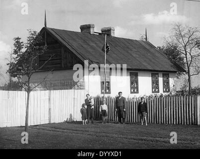 Etnica famiglia tedesca di fronte a una casa nella Polonia occupata, 1940 Foto Stock