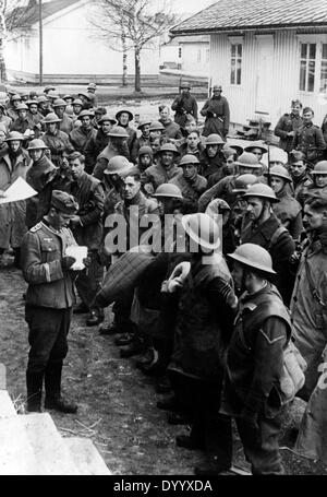 British prigionieri di guerra sul loro modo di un tedesco di internamento nel campo di Trondheim, 1940 Foto Stock