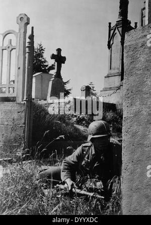 Avanzare le truppe tedesche durante la campagna 1940 , soldato tedesco in combattimento durante la guerra in Francia, 1940 Foto Stock