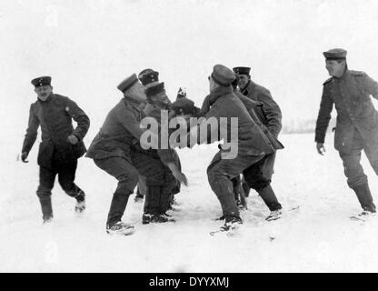 I soldati tedeschi al Fronte Orientale giocare nella neve, 1915 Foto Stock