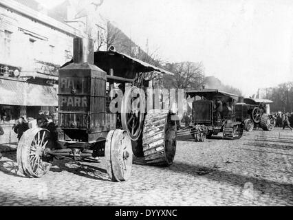 I trattori a sinistra dietro dalle truppe russe, 1915 Foto Stock