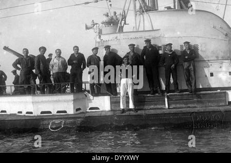 Sommergibile tedesco equipaggio nel porto di Cadice, 1917 Foto Stock